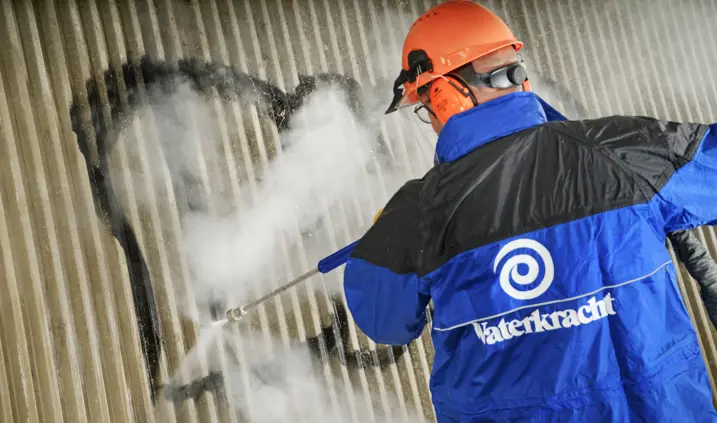 Gevelreiniger in actie