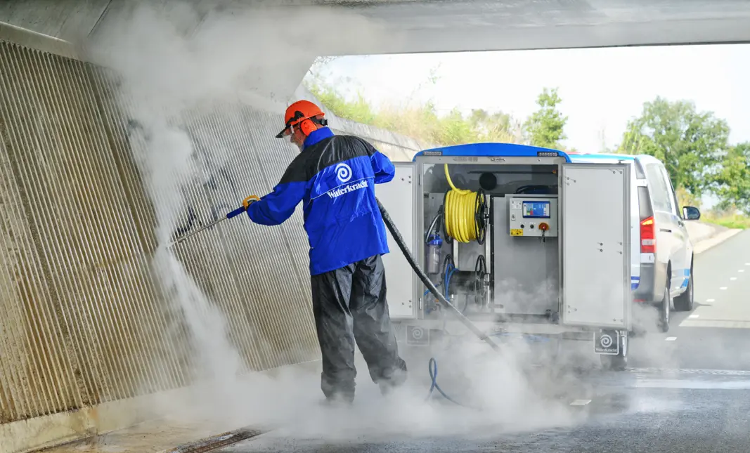 Hogedrukreiniger in aanhangwagen